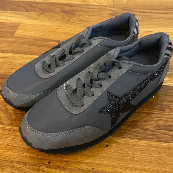 Very G Women’s Gray Sneakers Size 9 - Picture 1 of 8